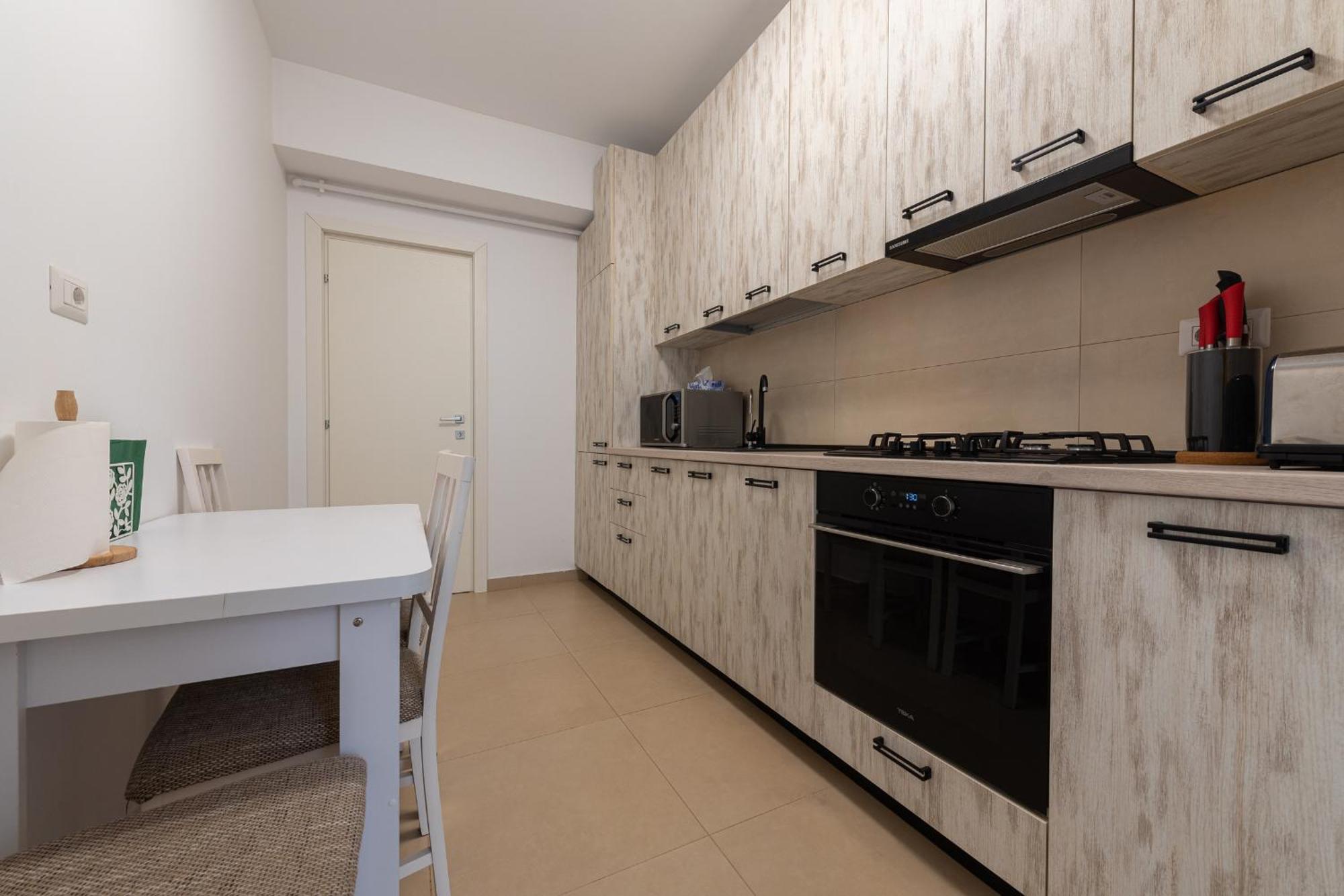 Ines - Modern 2br With Garden Views Bukarest