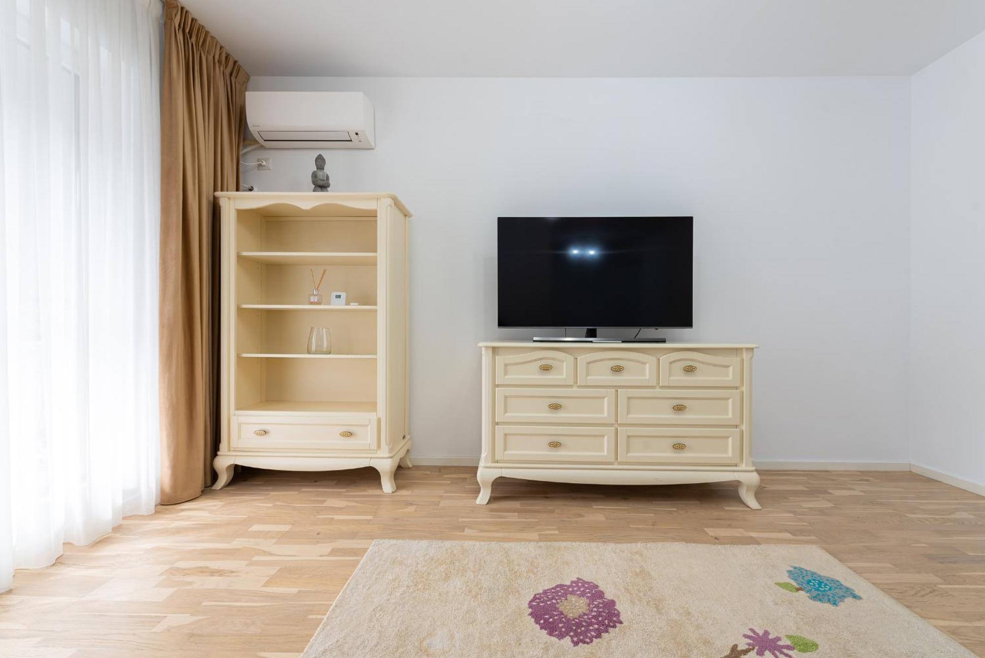 Ines - Modern 2br With Garden Views Apartament *
